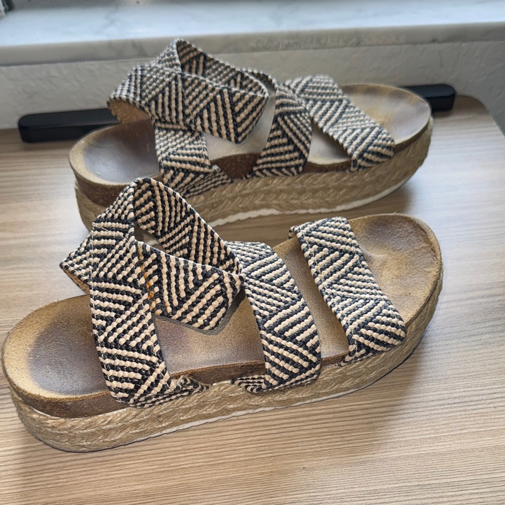 Steve Madden Black and Cream Women's Sandals